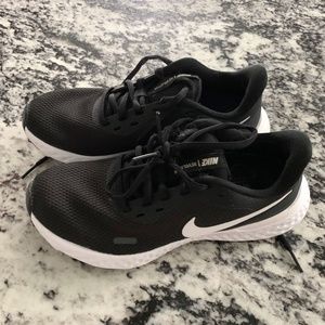 Nike Revolution Walk-Hero Women's Sneakers